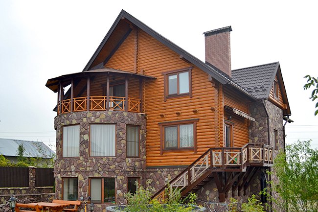 Дерев'яний будинок з оциліндрованого брусу